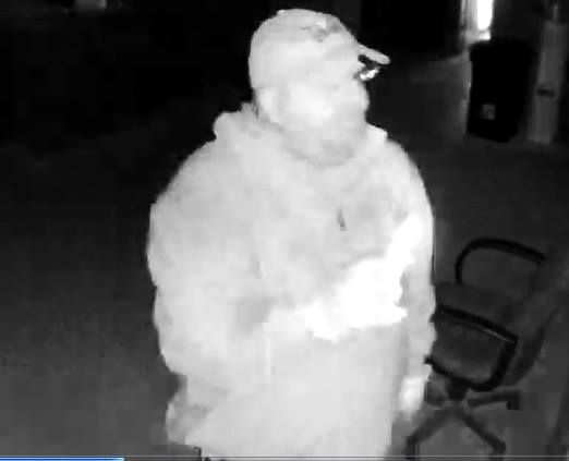 Le Mars police looking to identify burglary suspect