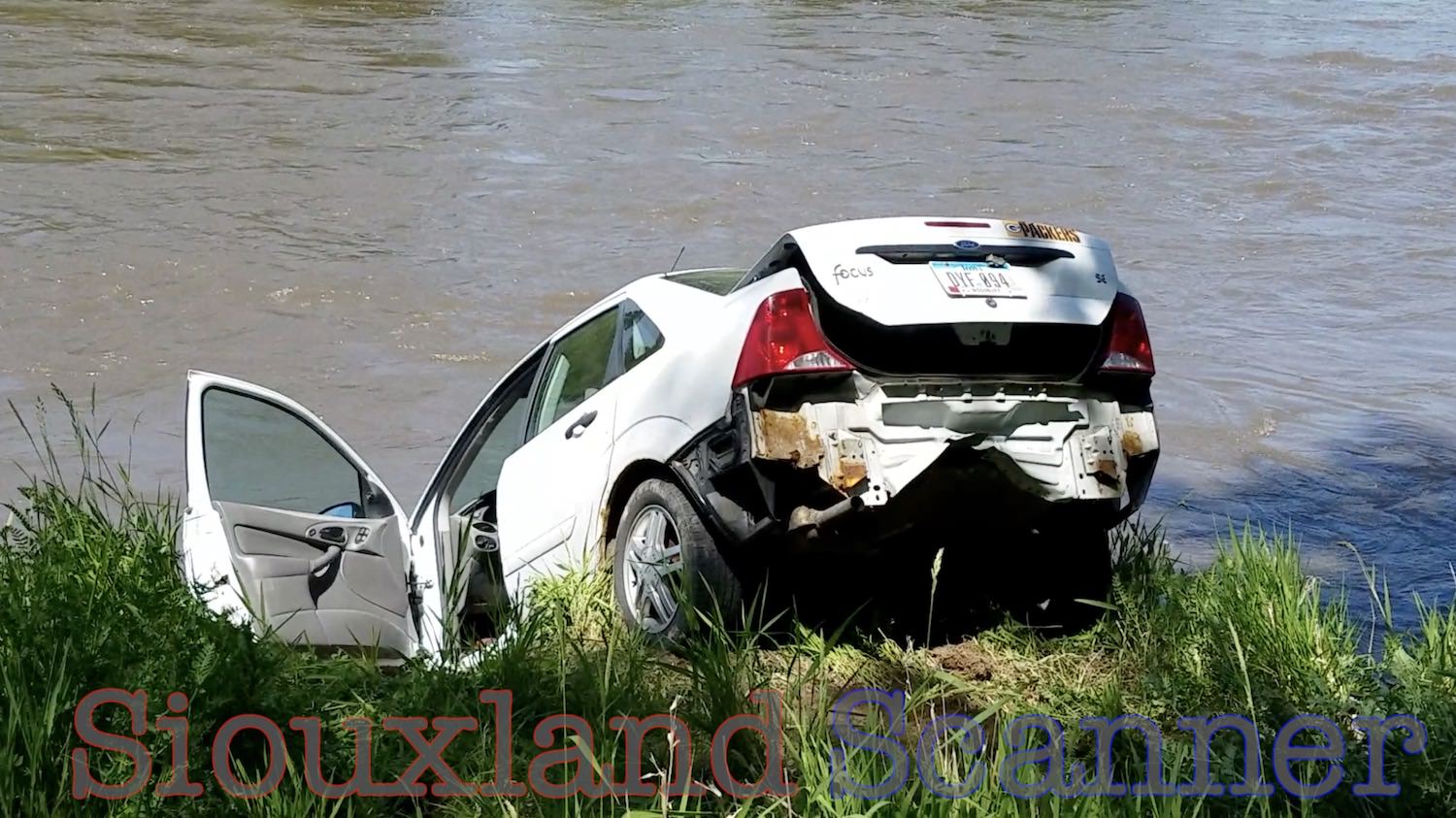 Car goes over embankment and into Big Sioux River