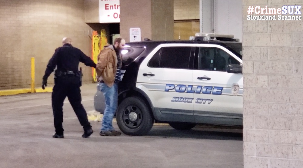 Man arrested blocks away after armed robbery at Iowa Auto Sales in Sioux City